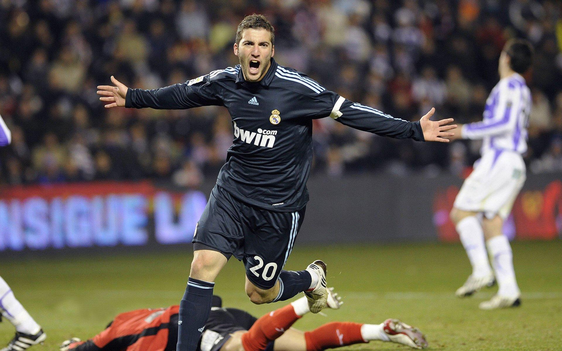 鲁媒聚焦，泰山与海牛30年恩怨情仇，旧将反戈谱写绿茵悲欢