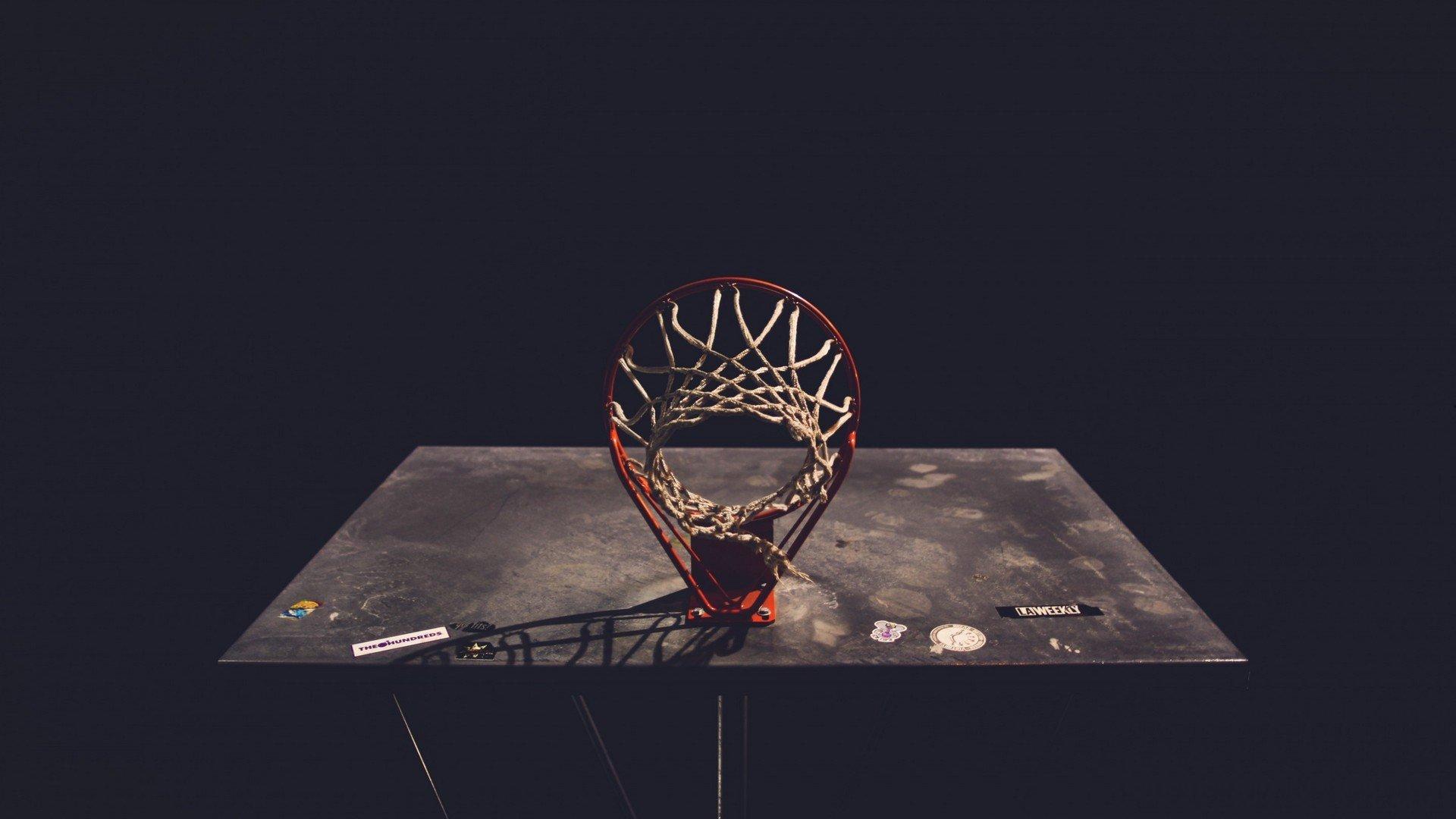 NBA季后赛激战正酣，快船主场力克掘金保留晋级希望，尼克斯客场拿下活塞成功晋级